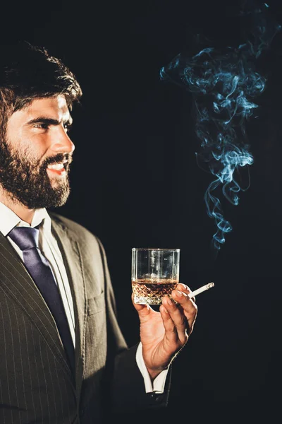 Närbild Leende Man Som Håller Ett Glas Wiskey Röker Och — Stockfoto