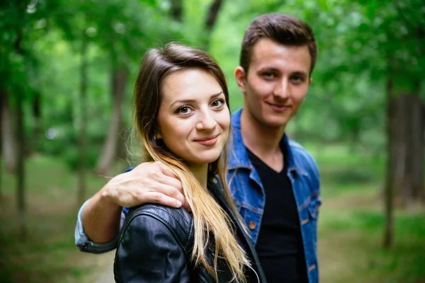 Giovane Donna Sorridente Accanto Suo Ragazzo Nel Parco — Foto Stock