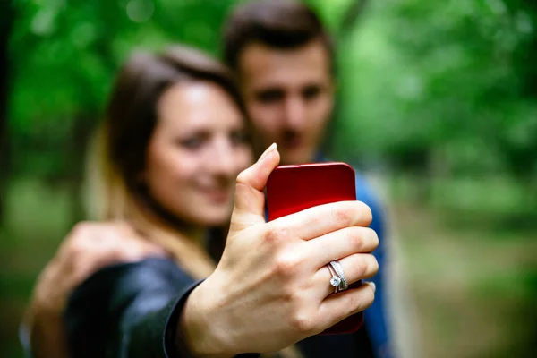 Wazige Pose Van Een Jong Stel Dat Selfies Neemt Het — Stockfoto