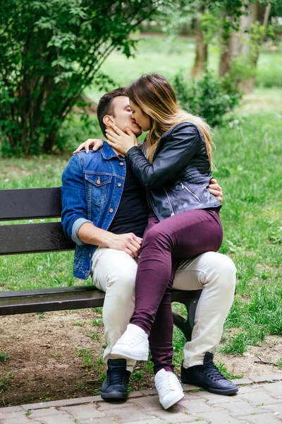 Gros Plan Jeune Couple Debout Sur Banc Embrassant — Photo