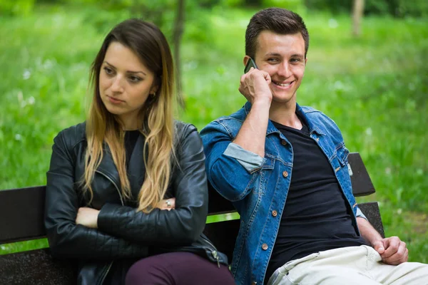 Young Lady Looking Mad Sitting Her Back Her Smiling Boyfriend — Stock Photo, Image