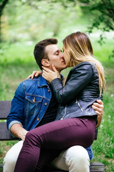 Närbild Ett Vackert Par Kyssas Med Passion Bänk Parken — Stockfoto