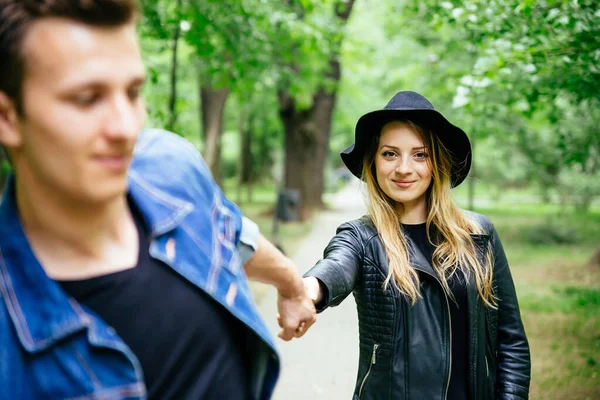 Blurry Closeup Beautiful Smiling Woman Looking Camera Holding Her Boyfriend — Stock Photo, Image