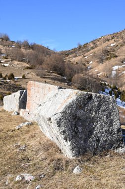 Bosna-Hersek 'in Saraybosna yakınlarındaki Bjelasnica Dağı' nda güzel mavi gökyüzü bulunan ortaçağ mezar taşları
