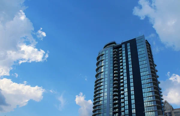 Şehirde uzun boylu Modern Ofis Binası