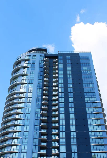 Şehirdeki modern ofis binası