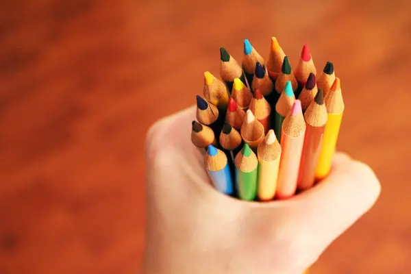 날카롭게 색연필을 — 스톡 사진