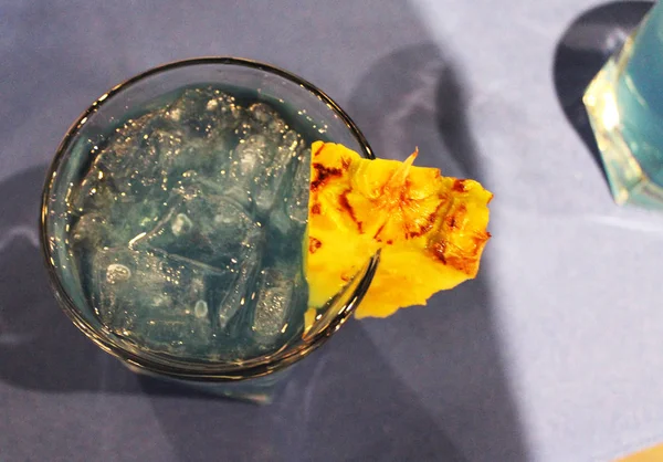 Blauer Cocktail Mit Frischer Ananas — Stockfoto