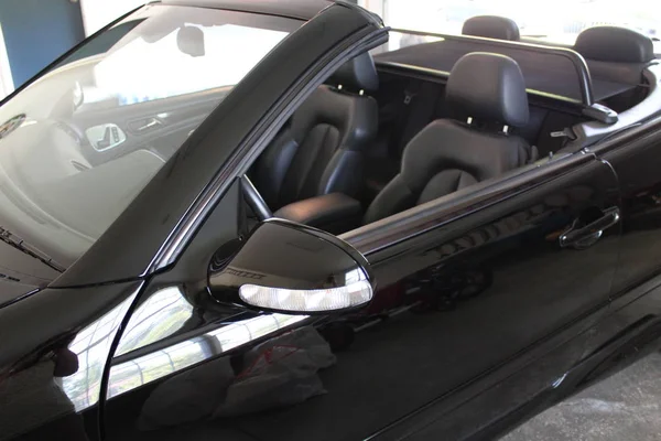 Shiny Black Convertible Sports Car — Stock Photo, Image