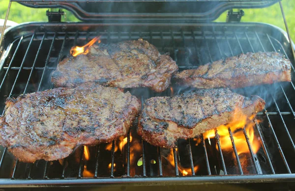 Izgarada dört biftek