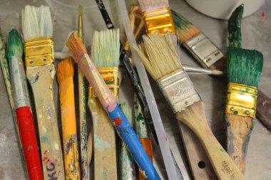 Çeşitli Boyutlarda Kullanılan Boyalı Fırçalar