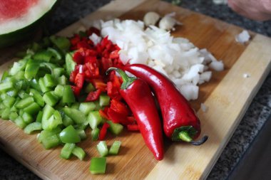Kesme tahtasında Kırmızı Biber, Soğan ve Yeşil Biber