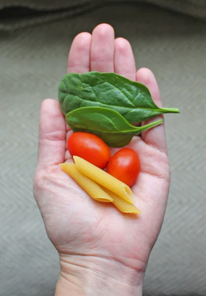 Massas Manjericão Tomate Mão Pessoa — Fotografia de Stock