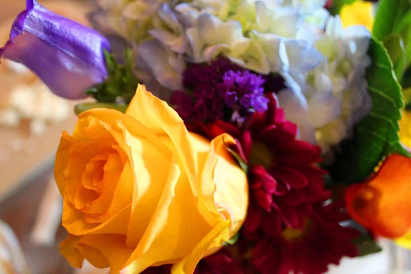 Güzel renkli çiçek buketi