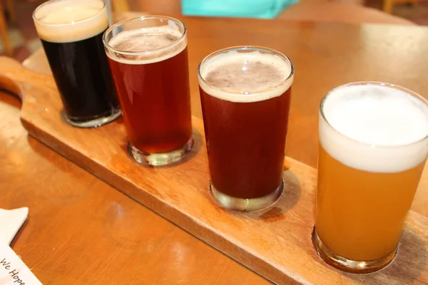 Vuelo Cuatro Cervezas Artesanales Vasos — Foto de Stock