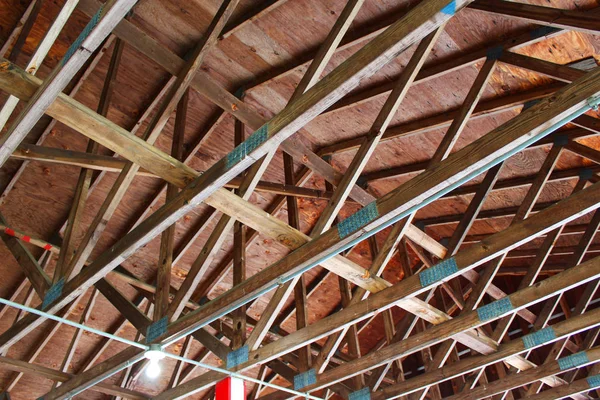 屋根の内側の木製の梁 — ストック写真