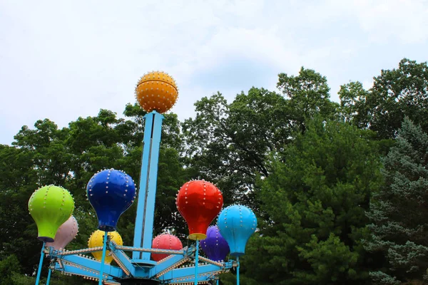 在游乐园乘坐热气球 — 图库照片