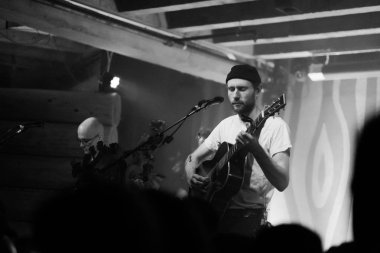 Doug Fir Portland Oregon performansta Novo Amor