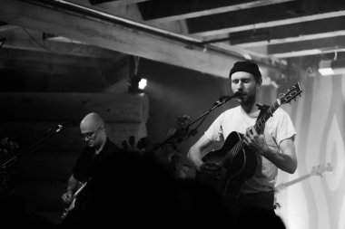 Doug Fir Portland Oregon performansta Novo Amor