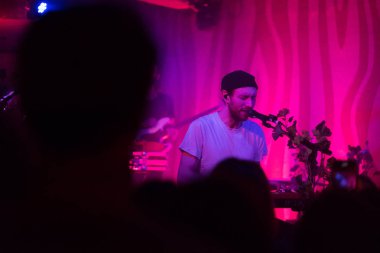 Doug Fir Portland Oregon performansta Novo Amor