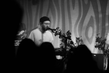 Doug Fir Portland Oregon performansta Novo Amor