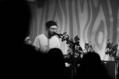 Doug Fir Portland Oregon performansta Novo Amor
