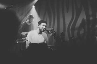 Doug Fir Portland Oregon performansta Novo Amor
