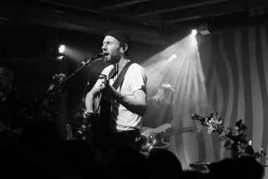 Doug Fir Portland Oregon performansta Novo Amor