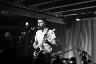 Doug Fir Portland Oregon performansta Novo Amor