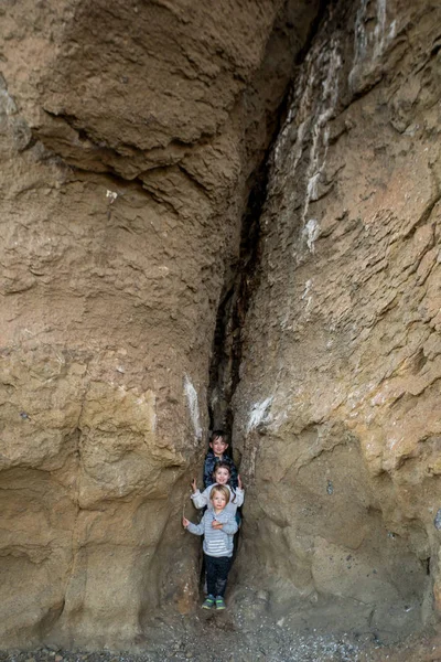 Retrato de estilo de vida Fort Rock com crianças pequenas — Fotografia de Stock