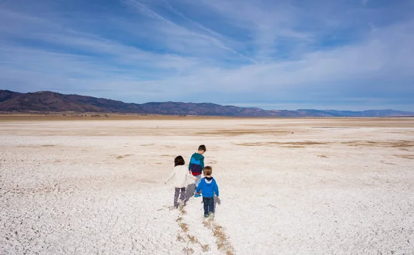 Tři malé děti životní styl portrétu střední alkalické jezero Californi — Stock fotografie