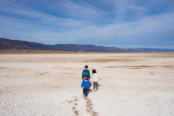 Tři malé děti životní styl portrétu střední alkalické jezero Californi — Stock fotografie