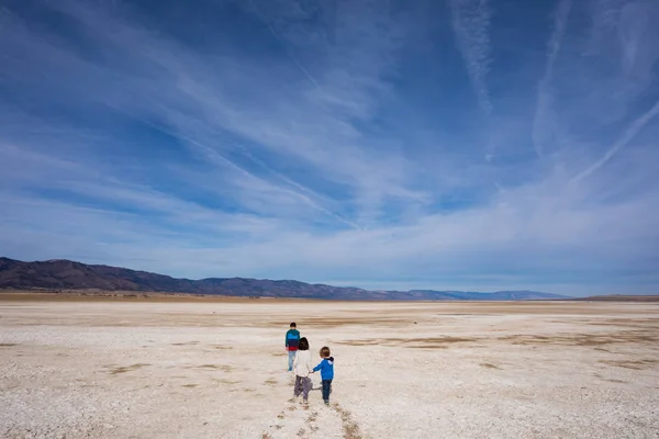 Tři malé děti životní styl portrétu střední alkalické jezero Californi — Stock fotografie