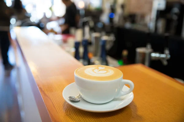 Café latté v kavárně s velkou pěnou od talentovaného Barist — Stock fotografie