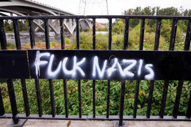 Lanet olsun Naziler grafiti tabelada beyaz boya ile siyah çit