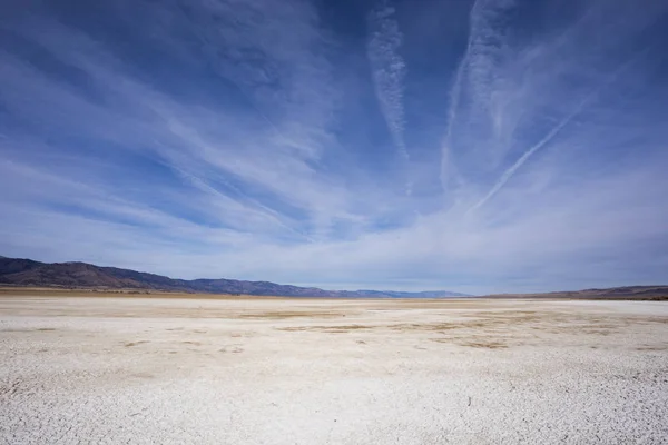 加州塞达维尔附近的中阿尔卡利湖干湖床. 免版税图库图片