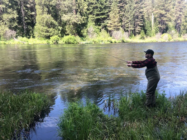 Viaje de pesca a mosca del río Metolius Oregon con casting de pescador — Foto de Stock