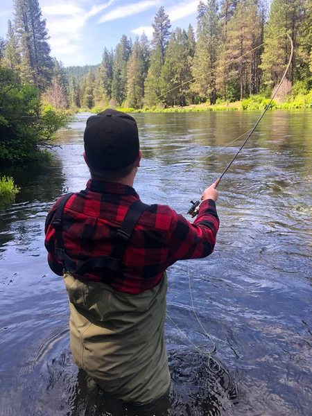 Balıkçı Döküm ile Metolius Nehri Oregon Fly Balıkçılık Trip — Stok fotoğraf