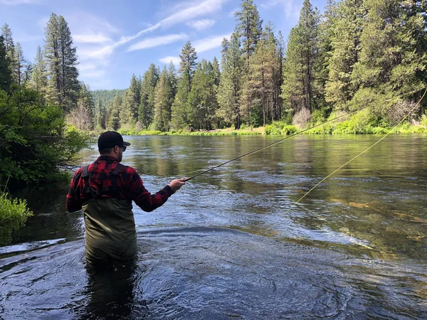 Metolius River Oregon Fly Fishing Trip with Fisherman Casting — Stock Photo, Image