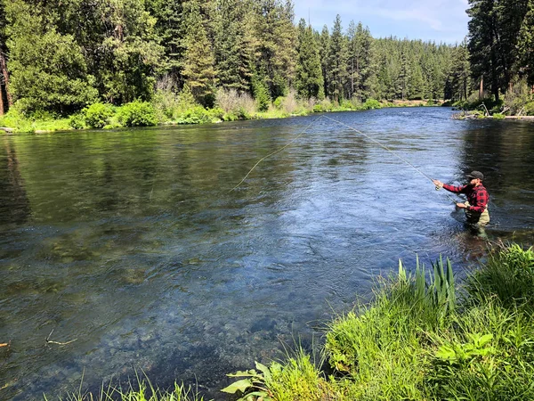 Поездка на рыбалку на реке Метолиус в Орегоне с рыбаком Кастингом — стоковое фото