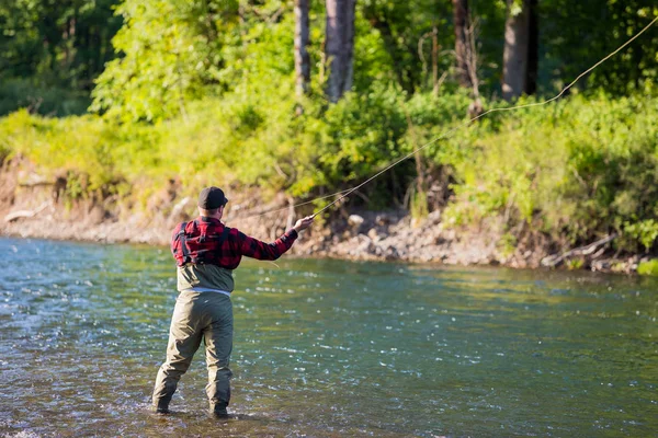 Рыбалка на реке Маккензи в Орегоне — стоковое фото