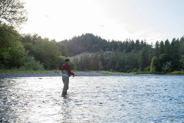 McKenzie River Oregon viaje de pesca con mosca en mayo — Foto de Stock
