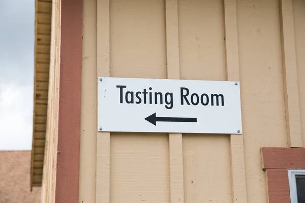 Tasting Room Sign at Winery Open to the Public — Stock Photo, Image