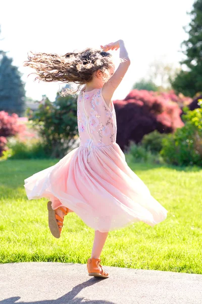Cinco años de edad, niña retrato antes de danza rendimiento — Foto de Stock