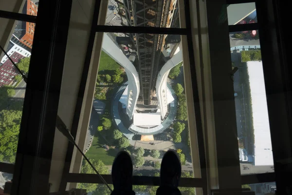 Piso giratorio de vidrio encima de la aguja del espacio en Seattle Washington — Foto de Stock