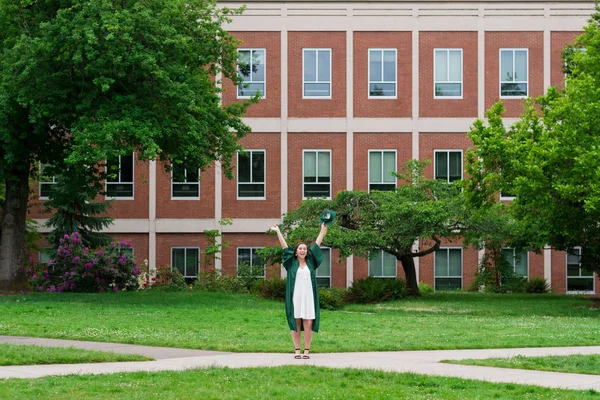 University of Oregon Graduate on Campus in Eugene — Stock Photo, Image