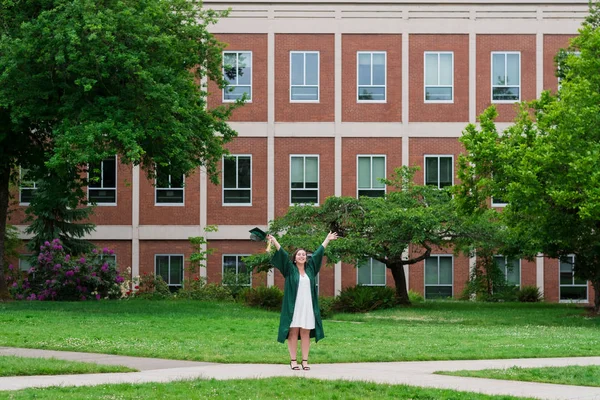 University of Oregon Graduate on Campus in Eugene — Stock Photo, Image