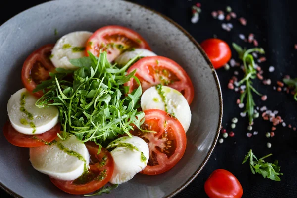 Νόστιμη Σαλάτα Caprese Φρέσκα Υλικά Και Μπαχαρικά — Φωτογραφία Αρχείου