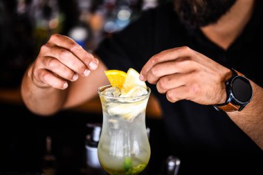 Taze limonlu limonata, bal ve nane.