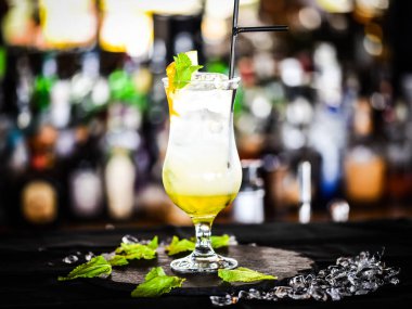 Taze limonlu limonata, bal ve nane.